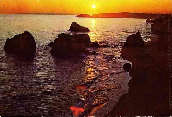 N.� 220 - PORTUGAL-ALGARVE Praia da Rocha: P�r de Sol - Edi��o C�SAR DE S�, Av. �lvares Cabral, 40-6� D.t� Tel. 683172, Lisboa -  Fotografia a cores de C�sar de S� - S/D - Dimens�es: 14,7x9,9 cm. - Col. Gra�a Maia