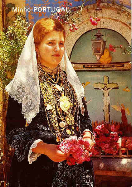 N.� 496 - VIANA DO CASTELO: Trajo regional NOIVA - Edi��es Lusocolor, Arcos de Valdevez - S/D - Dimens�es: 10,4x14,8 cm. - Col. Manuel B�ia (D�cada de 1970).