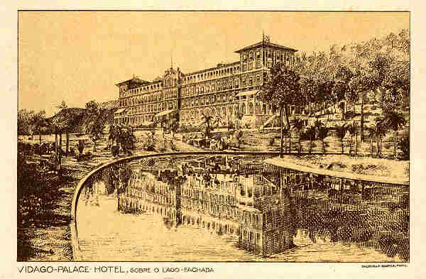 S/N - VIDAGO-PALACE HOTEL, sobre o lago. Fachada - Edi��o da Sociedade Vidago & Pedras Salgadas. P.S. A sede da S.V.& P.S. � Portugal-Porto, Rua da Cancella Velha, n.� 29 - S/D - Dimens�es: 14x9,1 cm. - Col. Aur�lio Dinis Marta