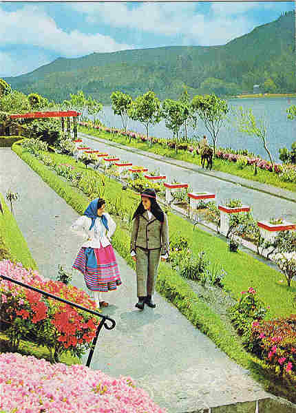 N.º 2 - S. MIGUEL (Açores) Um aspecto da Lagoa das Furnas - Ed. Fotografia Nóbrega, Lda, Ponta Delgada - S. MIGUEL - AÇORES - Lito Of. Artistas Reunidos, Porto - SD - Dim. 10,4x14,8 cm. - Col. Manuel Bóia (1981)