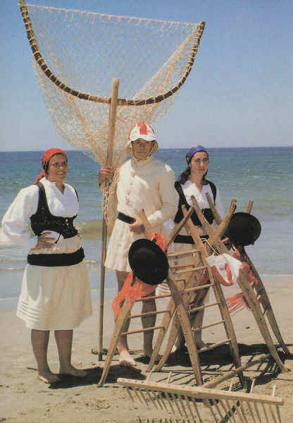 N.� 8/8 - Sargaceiros com utens�lios de trabalho. Ap�lia, Esposende - Portugal - Ed. Grupo dos Sargaceiros da Casa do Povo de Ap�lia, 4740 Esposende - SD - Dim. 14,8x10,3 cm. - Col. �nio Semedo.