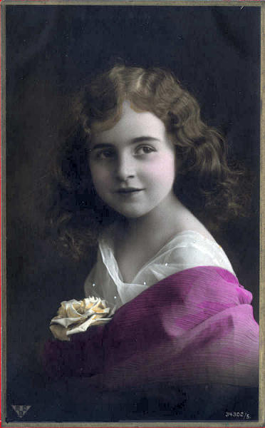 N� 34302,5 - Menina com rosa ao peito com lantejoulas coladas - Edi��o NBC, Espanha, serie 6967 - Dim. 13,7x8,6 cm - Col. Am�lcar Monge da Silva (cerca de 1910)