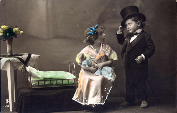 Serie 7052 - S�rie francesa apresentando pontos brancos no vestido em relevo - Editor FZ, Fran�a - Dim. 13,7x8,9 cm - Col. Am�lcar Monge da Silva (Cerca de 1910)