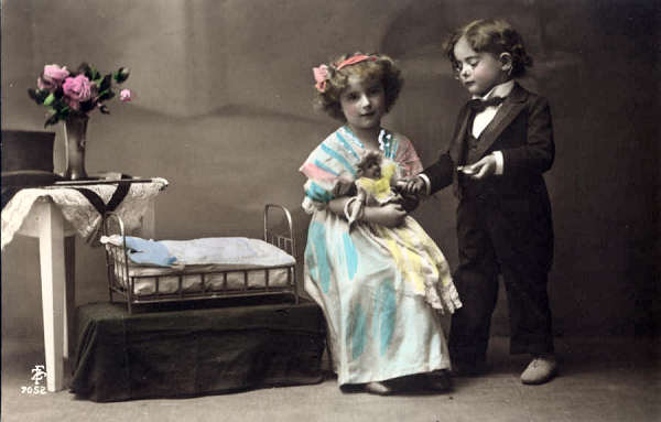 Serie 7052 - S�rie francesa apresentando pontos brancos no vestido em relevo - Editor FZ, Fran�a - Dim. 13,7x8,9 cm - Col. Am�lcar Monge da Silva (Cerca de 1910)