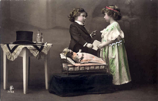 Serie 7052 - S�rie francesa apresentando pontos brancos no vestido em relevo - Editor FZ, Fran�a - Dim. 13,7x8,9 cm - Col. Am�lcar Monge da Silva (Cerca de 1910)