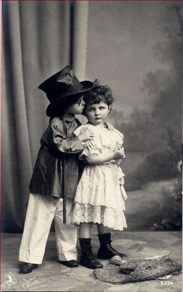 S�rie 8254 - Editor Brom�ra, Berlin - Dim. 13,6x8,5 cm - cm - Col. Am�lcar Monge da Silva (cerca de 1910)