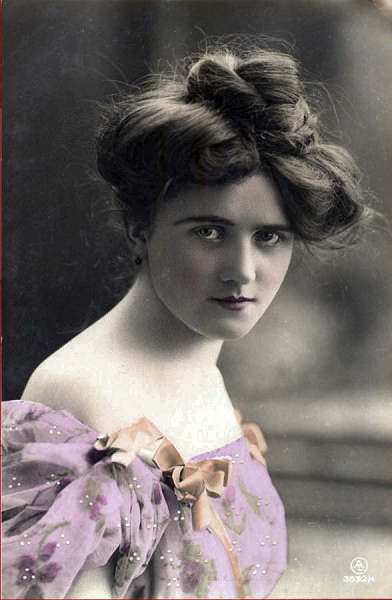 3532-4 - Postal com lantejoulas coladas - Edi��o Aristophot AG, Leipzig, Alemanha - Dim. 13,7x8,9 cm - Col. Am�lcar Monge da Silva (cerca de 1910)