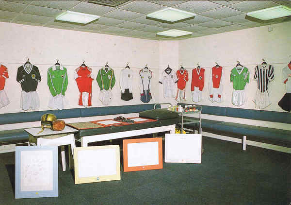 SN - Wembley. Famous strips and signatures adorn the North Dressing Room - Ed. Wembley Stadium Limited Wembley HA9 ODW Copyright Syndication International Limited 1986 Photo: Fincom Photography - Dim. 15x10,5 cm - Col. Manuel B�ia (1986)