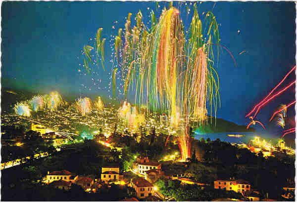 MD 47 - FUNCHAL  (Madeira) O fogo da noite de 31 de Dezembro - Ed. Hans Huber KG Agente no Funchal: F. Ribeiro, Rua Nova de S. Pedro,27, telef. 23930 - SD - Dim. 14,8x10,4 cm. - Col. F�tima e Manuel B�ia (1975).