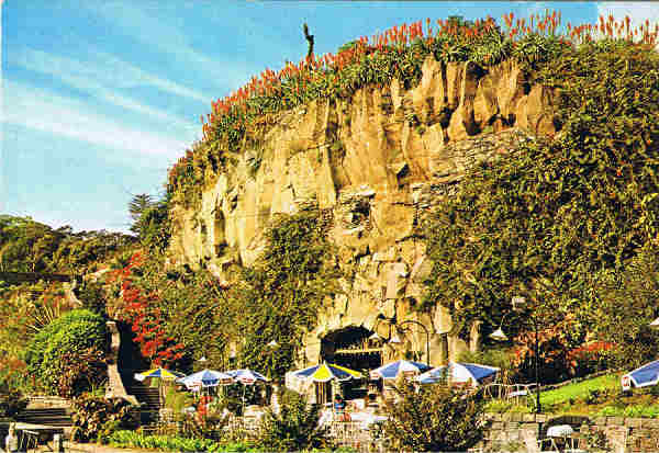 N.� MAD 184/44 - FUNCHAL (Madeira) Restaurante t�pico A GRUTA - Ed. Francisco Ribeiro, Rua Nova de S. Pedro, 27 telef. 