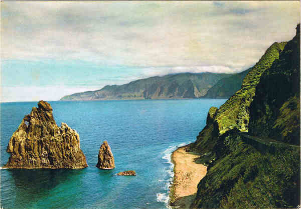 N.� 21 - RIBEIRA DA JANELA (Madeira) Costa Norte - Ed. PERESTRELLOS-PHOTOGRAPHOS Impresso da Noruega - SD - Dim. 14,8x10,4 cm - Col. Manuel e F�tima B�ia (1975).