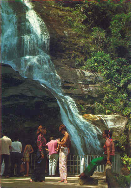 N� 80 - Cascatinha na floresta da Tijuca - Dim. 14,8x10,4 cm - Editora Mercator, S Paulo - Circulado em 1973 -  Col. A. Monge da Silva (1973)