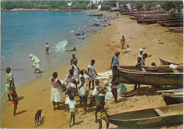 N� 7 - S. Tom�. Cena de pesca na praia do Pantufo - Ed. A. S. Ribeiro e O. M. Oliveira - 1967 - (Circulado em 1968) - Dim. 15,1x10,5 cm - Col. Jo�o Ponte