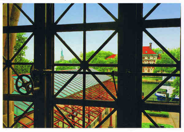 N� 56009 - Ellis Island - The Statue of Liberty was and still is a symbol of hope and freedom to immigrants coming to America and millions of others around the world. more than 12 million of theese immigrants seeking opportunity passed through the Ellis Island Immigration Station which opened in January of 1892 and was the primary immigration center for the United States until 1954 - Ed. Impact www.impactphotographics.com Photographer - Dai Hirota - SD - Dim. 15x10,7 cm - Col. F�tima Manuela B�ia (2011)