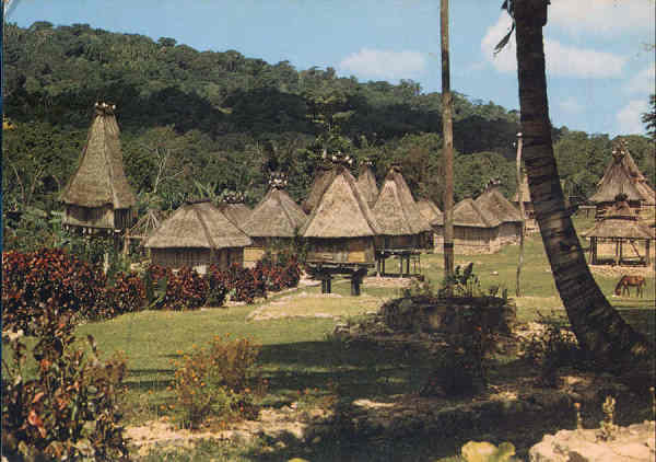 N� 4 - TIMOR. Aldeia t�pica da ponta Leste (loro Lospalos) - Edi��o Movimento Nacional Feminino - 15,0x10,5 cm - Col. A. Monge da Silva (1970)