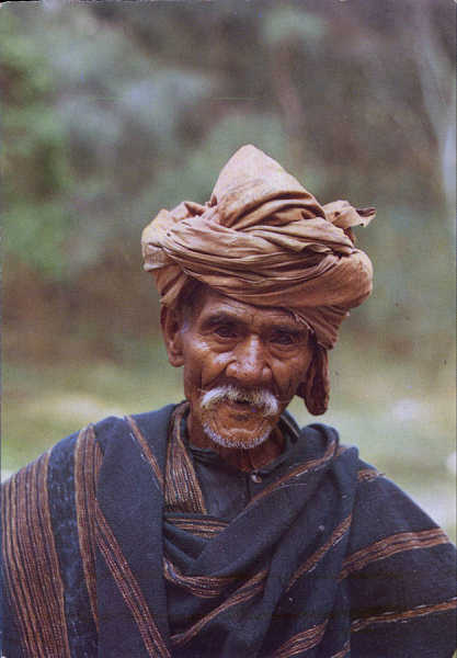 N� 5 - TIMOR. "Catuas" (Velho) daregi�o de Maubisse - Edi��o Movimento Nacional Feminino - 15,0x10,5 cm - Col. A. Monge da Silva (1970)