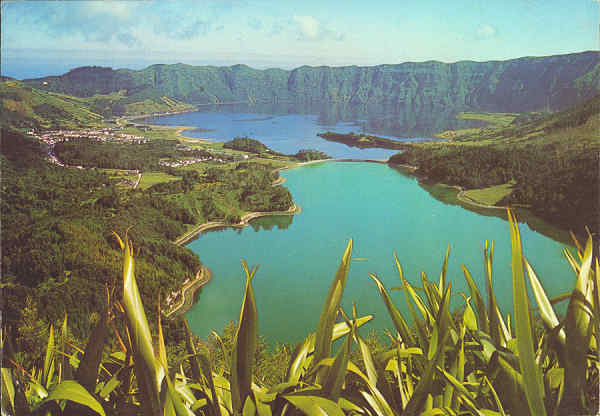 N� 4 - S. MIGUEL (A�ores) - Lagoas das Sete Cidades - Ed. da Fotografia N�brega, Ponta Delgada - SD - Dim. 104x150 mm - Circulado em 4-2-1976 - Col. Gra�a Maia