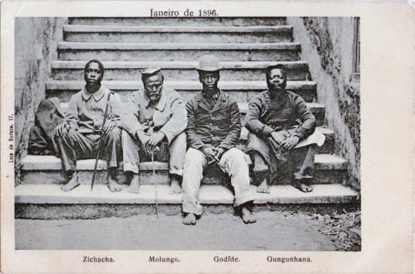 N� 17 - Angra do Heroismo, Gungunhana e a sua corte em Janeiro de 1896 - Edi��o da Loja do Buraco - Dim. 140x92 mm - Col. A. Monge da Silva- Dim. 136x88 mm - Edi��o da Loja- Carimbo Postal 19NOV1906 - Col. A. Monge da Silva (c. 1905)