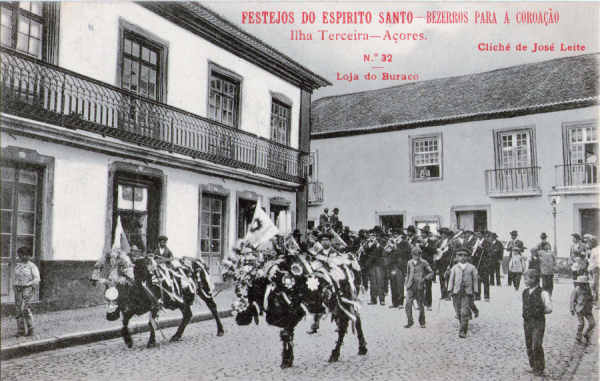 N� 32 - Festejos do Espirito Santo - Bezerros para a coroa��o - Edi��o da Loja do Buraco, clich� de Jos� Leite - Dim. 138x88 mm - Col. A. Monge da Silva (anterior a 1910)