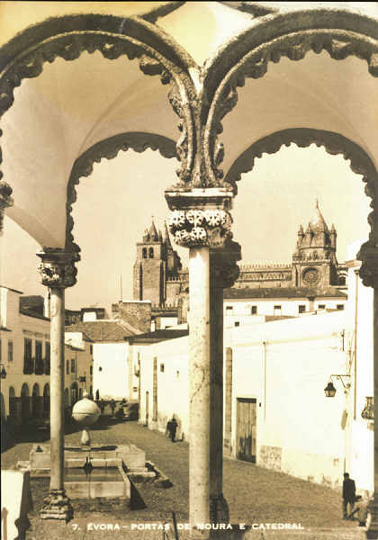 N� 7 - �vora. Portas de Moura e Catedral - Ed. Postalfoto, Lisboa - SD - Dim. 146x102 mm - Col. Gra�a Maia