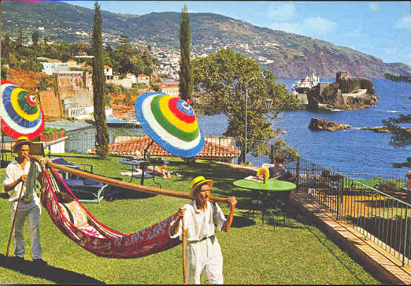 N� 190 - ILHA DA MADEIRA. FUNCHAL - Vista parcial - Distr. Funchal Francisco Ribeiro, Ed. Centro de Caridade �N� Sr� do Perp�tuo Socorro� - SD - Dim. 149x103 mm - Col. Gra�a Maia