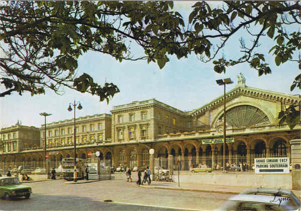 N� 578 -  PARIS - La Gare de l'Est - Ed. LYNA-PARIS ABEILLE-CARTES 8, rue du Caire, PARIS 2�me- T�l. 236.41.28 LYNACOLOR - SD - Dim. 14,9x10,4 cm - Col. Manuel B�ia