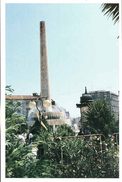 N� 13/18 - S. JO�O DA MADEIRA - Monumento � Ind�stria do Concelho. Elemento arquitect�nico  da Pra�a Lu�s Ribeiro - 1� Edi��o S�rie Cromo - SD - Dim. 149x99 mm - Col. Gra�a Maia