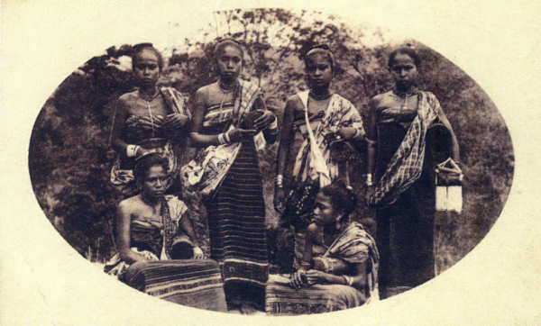 SN - Timor - Grupo em traje de batuque - Edi��o da Miss�o - SD - Dim. ??x?? cm - Col. Monge da Silva (Cerca de 1927)
