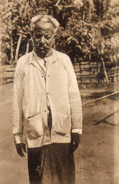 SN - Timor - Tipos e costumes. Um chefe "Dato" - Edi��o da Miss�o - SD - Dim. ??x?? cm - Col. Monge da Silva (Cerca de 1927)
