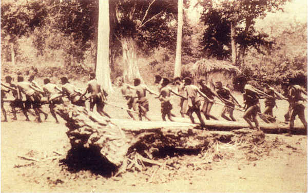 SN - Timor - Arrastando um madeiro - Edi��o da Miss�o - SD - Dim. ??x?? cm - Col. Monge da Silva (Cerca de 1927)