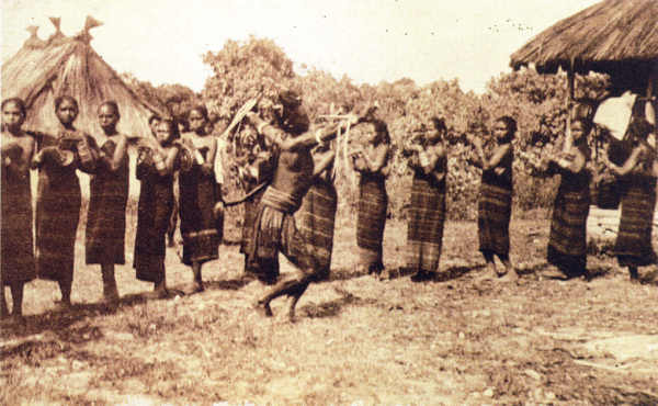 SN - Timor - Uma evolu��o do batuque - Edi��o da Miss�o - SD - Dim. ??x?? cm - Col. Monge da Silva (Cerca de 1927)