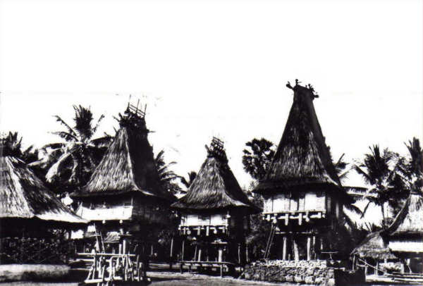 N� 10 -  Casas de Lospalos - Edi��o Tjing Fa Ho, D�li-Timor - Dim. 145x98 mm - Col. A. Monge da Silva (cerca de 1960)