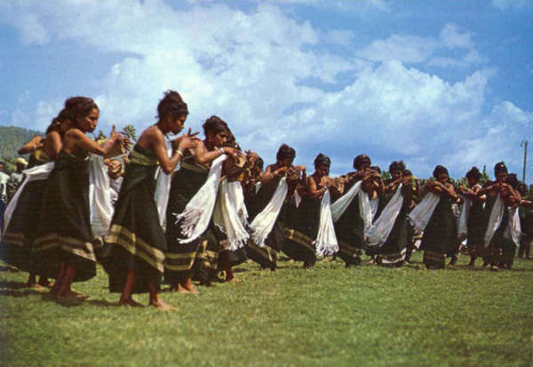 SN - Dan�a da cobra ou dos len�os no Suai - Foto Te-Cor. MArques Abreu - Edi��o do CTI-Timor - SD - Dim. ??x?? cm - Col. A. Monge da Silva  (cerca de 1970)