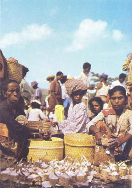 SN - Mulheres no Bazar - Foto Ten Luis Filipe Tom�s - Edi��o do Movimento Nacional Feminino - SD - Dim. ??x?? cm - Col. A. Monge da Silva  (cerca de 1970)