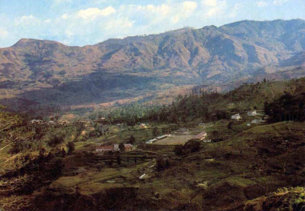 SN - Vista geral de Maubisse - Foto Carrington da Costa - Edi��o do CTI (Comando Territorial Independente de Timor) - SD - Dim.  148x101 mm - Col. A. Monge da Silva (cerca de 1966)