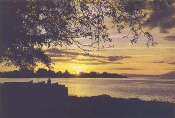 N� 1 - Timor. P�r do Sol (Dili) - Edi��o do MNF-Timor - SD - Dim. ???x??? mm - Col. A. Monge da Silva (cerca de 1970)