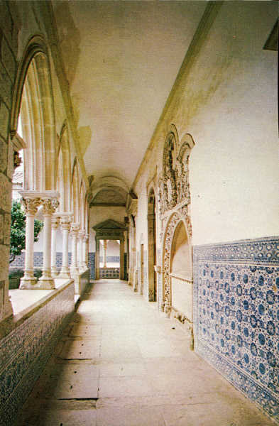 N� 1153 - TOMAR-PORTUGAL - Claustro do Cemit�rio Infante D. Henrique - Ed. Centro de Caridade �N� Sr� do Perp�tuo Socorro�, Porto - SD - Dim. 150x103 mm - Circulado em 1970 - Col. Gra�a Maia