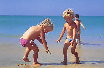 Brincando no areal das praias da regi�o.