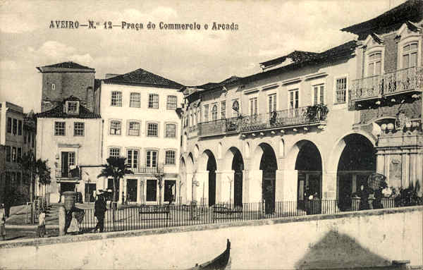 N.� 12 - AVEIRO Pra�a do Comercio e Arcada - Editor MOREIRA & TORRES, Aveiro - SD - Dimens�es: 13,8x8,7 cm. - Col FMSarmento.