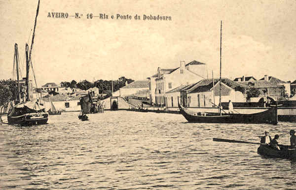 N.� 16 - Aveiro Ria e ponte da Dobadoura - Editores MOREIRA & TORRES, Aveiro - SD - Dim 13,6x8,8 cm. - Col.  FMSarmento.
