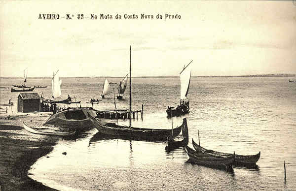 N.� 32 - AVEIRO Na Mota da Costa Nova do Prado - Editores MOREIRA & TORRES, Aveiro - SD - Dimens�es 13,7x8,7 cm. - Col.  FMSarmento.