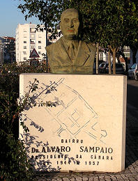 Monumento no topo da rua Passos Manuel a assinalar o bairro que tem o seu nome, tamb�m conhecido por Bairro do Liceu. Fotografia de �nio Semedo.
