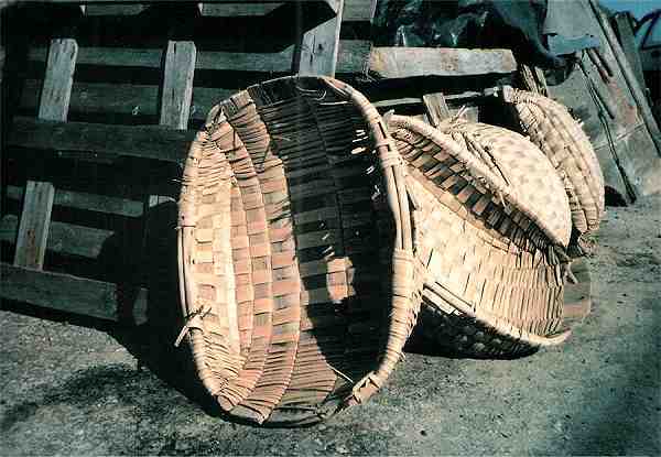 N.� 10 - Aveiro - Canastras da Feira do Sal - Foto de Severina Brites - Est�dio Adriano Pires - Edi��o da Livr. Estante, Aveiro - Dimens�es: 15x10,5 cm. - S/D - Col. HJCO.