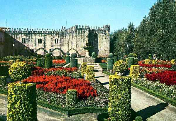 N.� 28 - BRAGA-PORTUGAL: Jardim de Santa B�rbara. Ao fundo, antigo Pa�o Arquiepiscopal; hoje Biblioteca Municipal - Edi��o Centro de Caridade "Nossa Sr� do Perp�tuo Socorro", Porto - S/D - Dimens�es: 14,9x10,3 cm. - Col. HJCO
