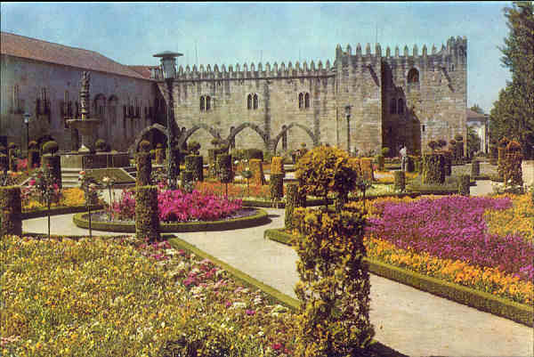 N� 19 - Braga. Jardim de Sta B�rbara e Biblioteca P�blica - Edi��o da Confraria do Bom Jesus do Monte - Dim. 15x10,2 cm - Col. A. Monge da Silva