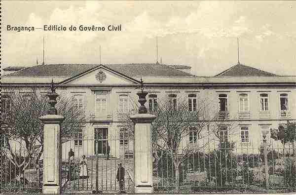 S/N - Bragan�a-Edif�cio do Gov�rno Civil - Edi��o de Adriano Rodrigues, Bragan�a - S/D - Dimens�es: 13,4x8,8 cm. - Col. Aur�lio Dinis Marta.