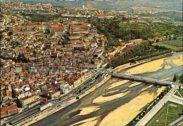 N.� 526 - Coimbra. Rio Mondego e cidade universit�ria - Ed. Centro de Caridade N� Sr� do Perp�tuo Socorro, Porto - SD - Dim. 15x10,3 cm. - Col. Gra�a Maia. (circ. 1972)
