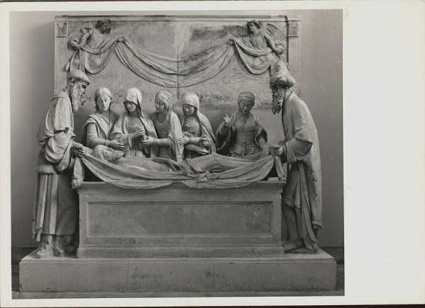 N.� 5 - Deposi��o no t�mulo. Calc�rio S�c. XVI (Obra de Loquin?) - Ed. do Museu Nacional de Machado de Castro - SD - Dim. 14,7x10,6 cm. - Col. Gra�a Maia