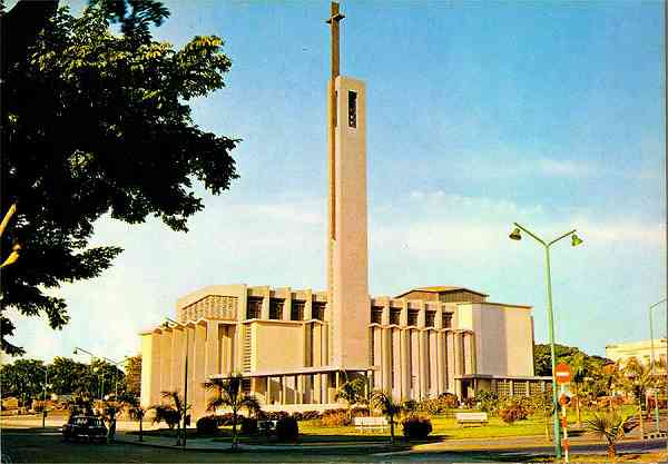 S/N - LUANDA Igreja da Sagrada Fam�lia - Edi��o Lello-Angola - S/D - Dimens�es: 15x10,5 cm. - Col. Manuel B�ia (1970).