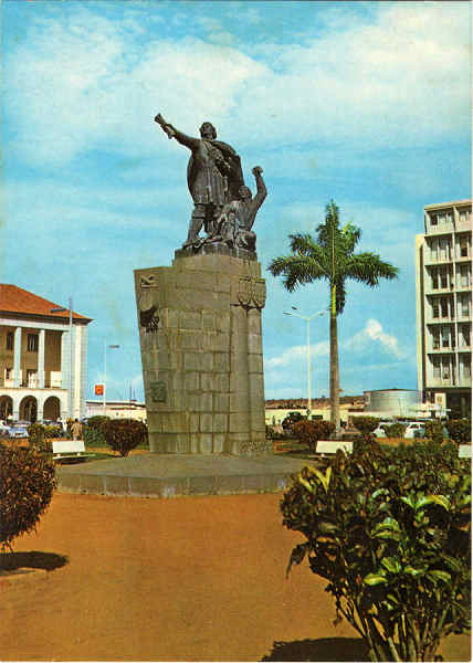 N.� 41 - Luanda - Angola Monumento a Diogo C�o Navegador do s�culo XV Descobriu Angola em 1482 - Ed. Q. T. - Dimens�es:  14,8x10,5 cm. -  Col. M�rio F. Silva (1972).